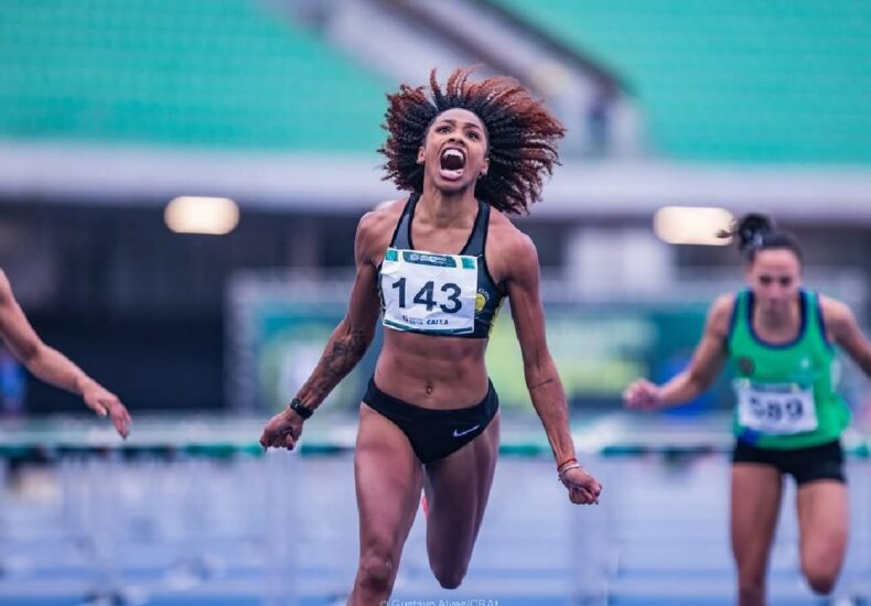 Vitoria Alves hurdles