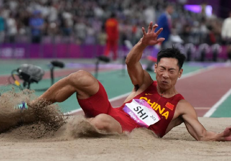Yuhao Shi long jump